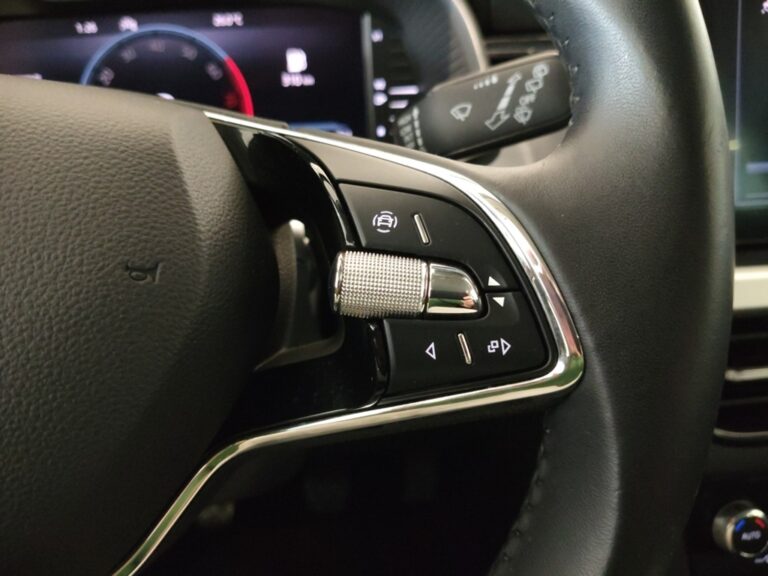 9081LXF_9_multifunction-steering-wheel-right_0_final