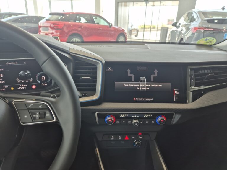 1070NNR_12_multifunction-steering-wheel-right_0_final