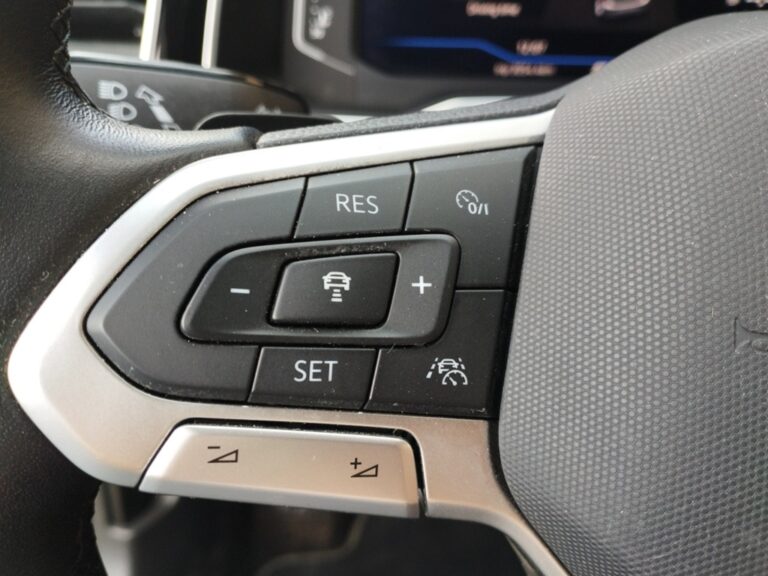 1159NBY_10_multifunction-steering-wheel-left_0_final