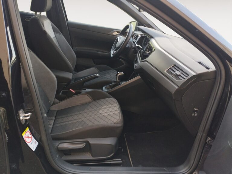 1159NBY_4_enter-codriver-driver_0_final