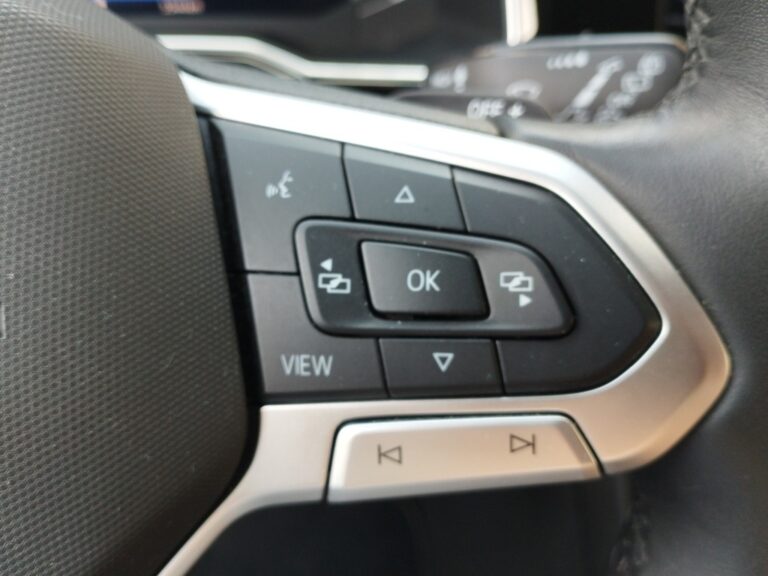 1159NBY_9_multifunction-steering-wheel-right_0_final