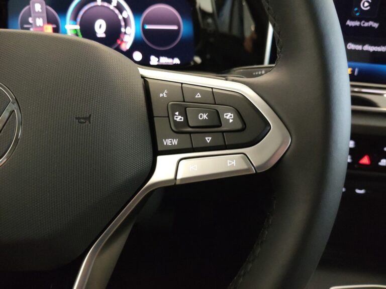 6795NKV_9_multifunction-steering-wheel-right_0_final
