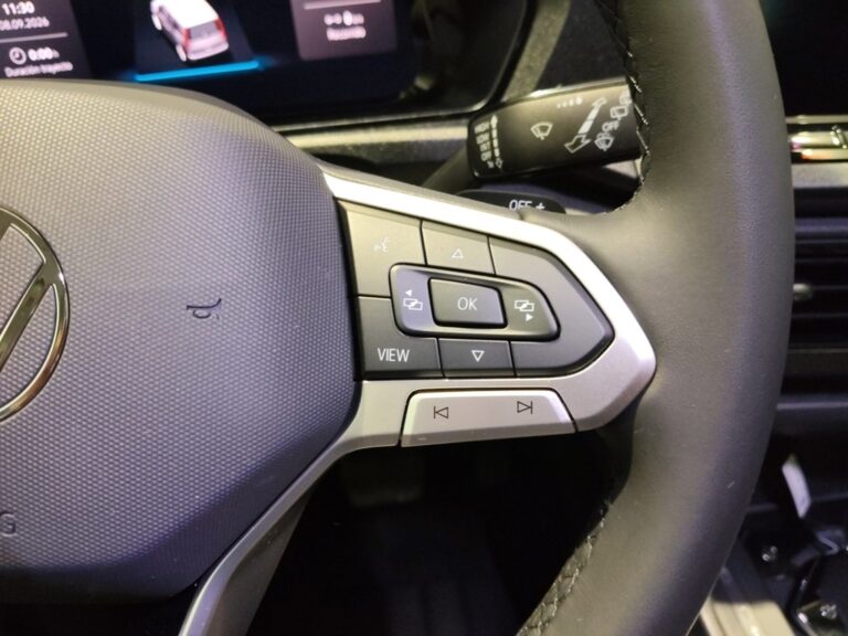 7753NMV_9_multifunction-steering-wheel-right_0_final