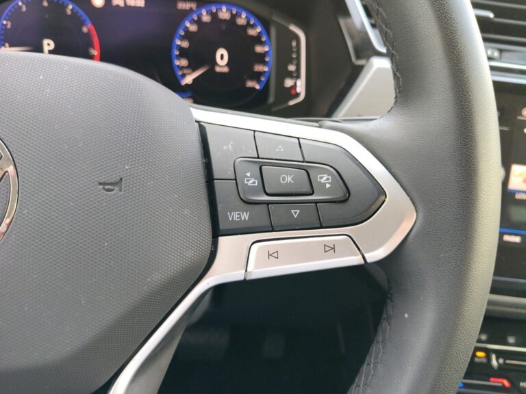 8634NCS_9_multifunction-steering-wheel-right_0_final