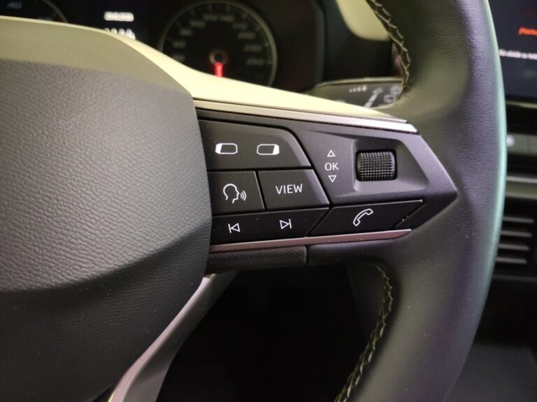 2426LXK_9_multifunction-steering-wheel-right_0_final