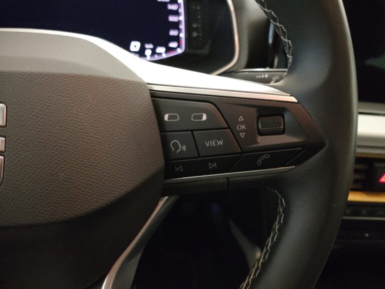 9083MMW_9_multifunction-steering-wheel-right_0_final