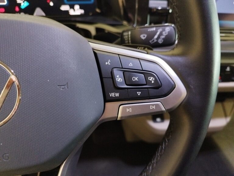 E1796NBB_9_multifunction-steering-wheel-right_0_final
